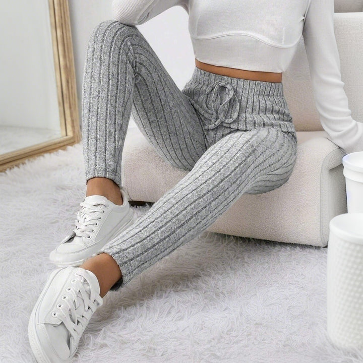 Leggings pour femmes avec motif à côtes fines et taille élastique Chic & Stil
