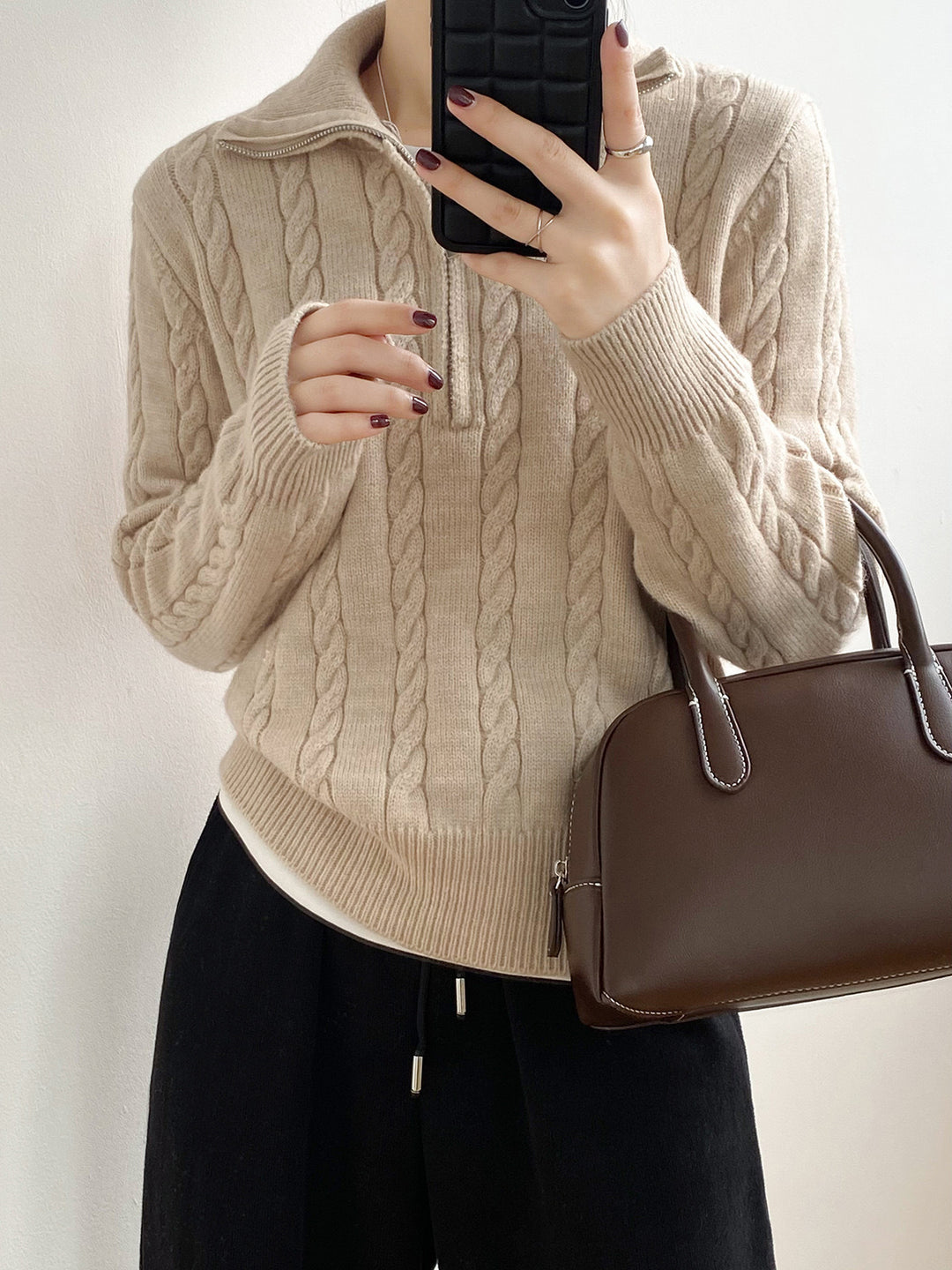 Pull en tricot pour femmes avec design en torsades et col montant moderne Chic & Stil