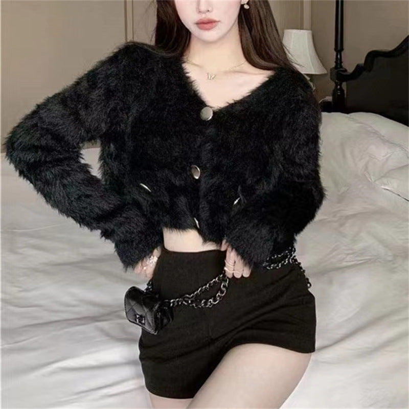 Cardigan en peluche pour femmes avec col en V et boutons décoratifs Chic & Stil