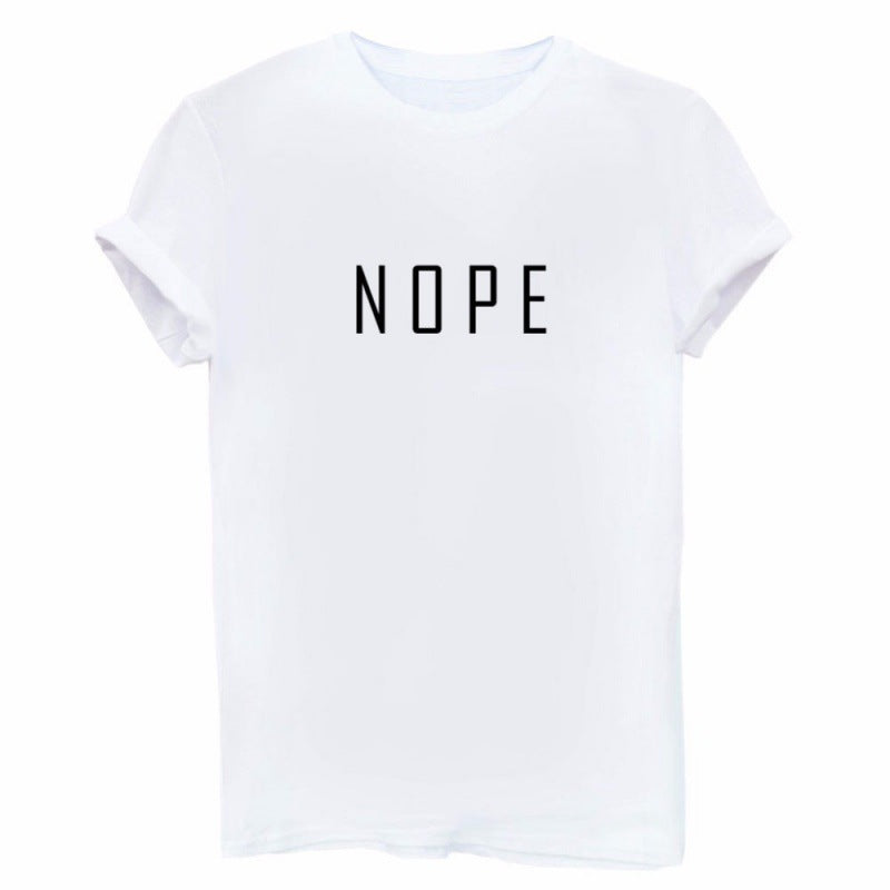 T-shirt pour femmes avec un lettrage moderne accrocheur Chic & Stil
