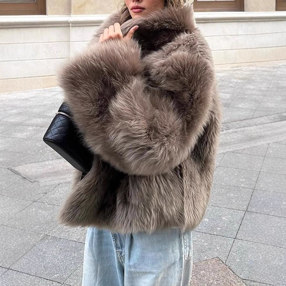 Modern oversized women's fur jacket with comfortable collar Lune London