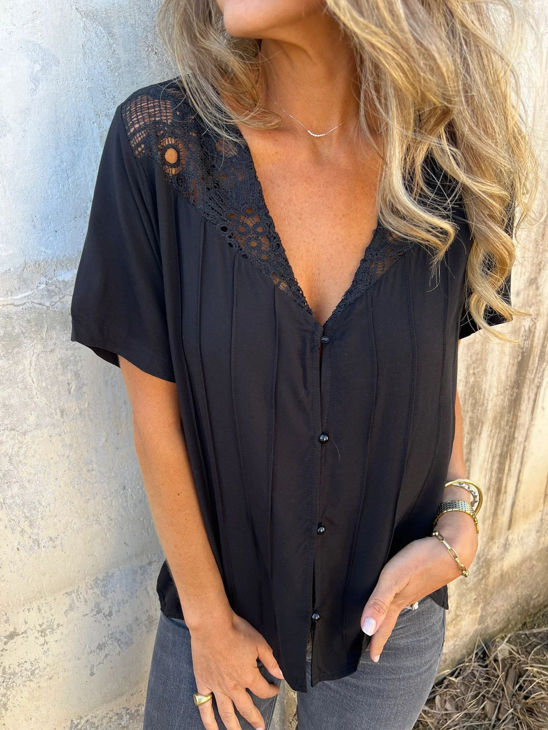 Chic and Style women's blouse with lace collar