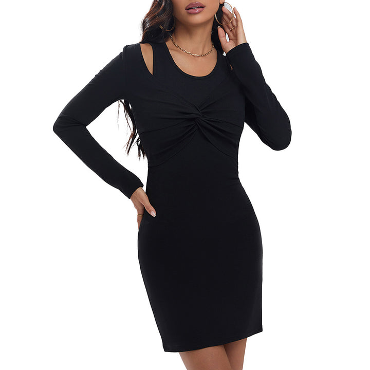 Robe ajustée pour femmes avec des détails découpés modernes et un élégant drapé