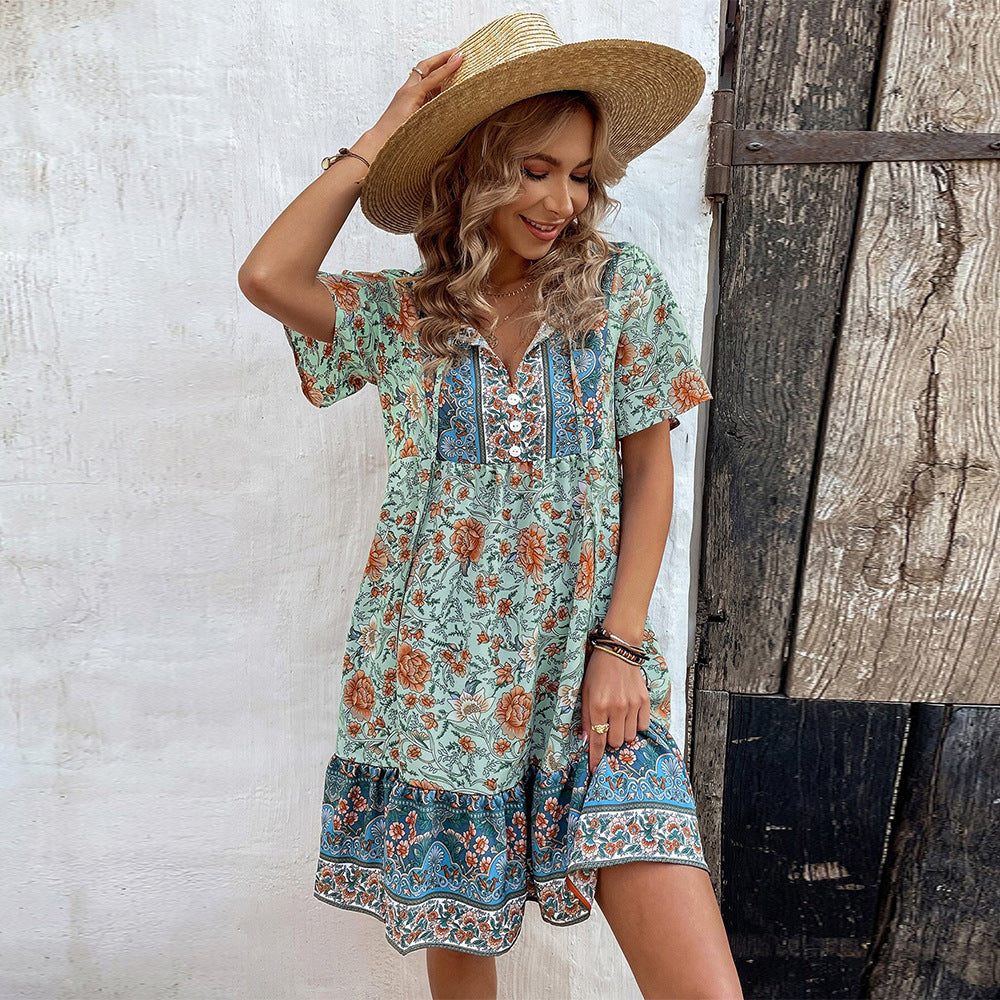 Robe d'été florale pour femmes avec ourlet à volants ludique et détail de boutons Chic & Stil