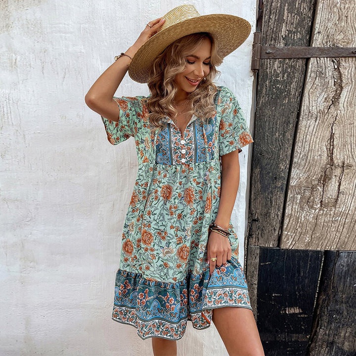Robe d'été florale pour femmes avec ourlet à volants ludique et détail de boutons Chic & Stil