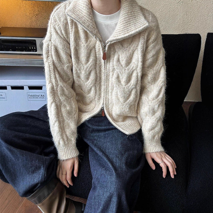 Cardigan femme en tricot épais avec col montant et motifs en câble modernes Chic & Stil