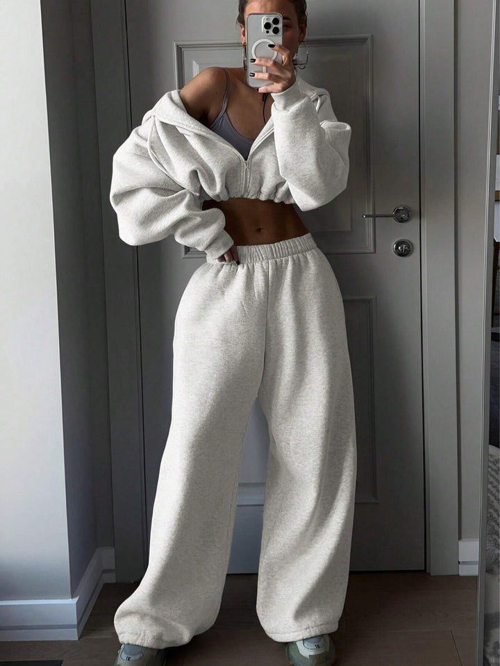 Casual women's tracksuit with an oversized hoodie and a wide fit Lune London