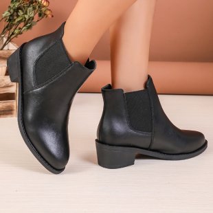 Women’s Chelsea boots in vegan leather with elastic panels on the sides Lune London