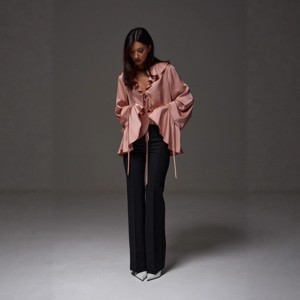 Blouse satin femmes avec manches à volants et nœud décoratif Chic & Stil