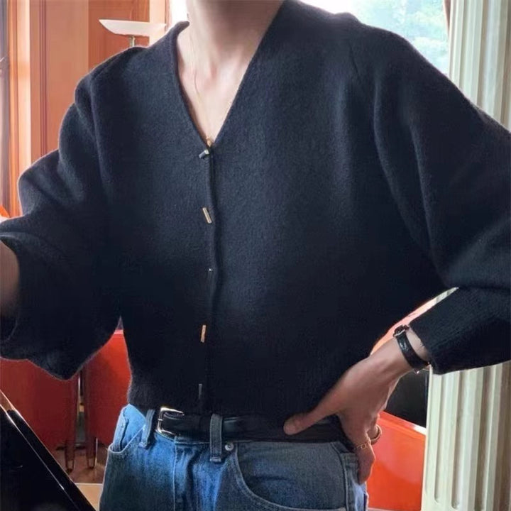 Cardigan pour femmes avec un deep V-neck et des boutons élégants Chic & Stil