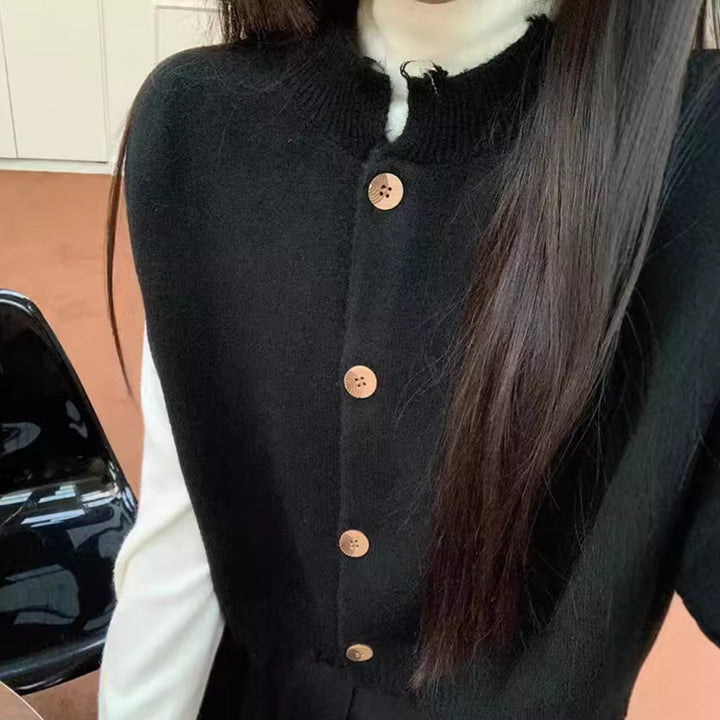 Cardigan court pour femmes avec ourlet fendu et détails de boutons en bois Chic & Stil