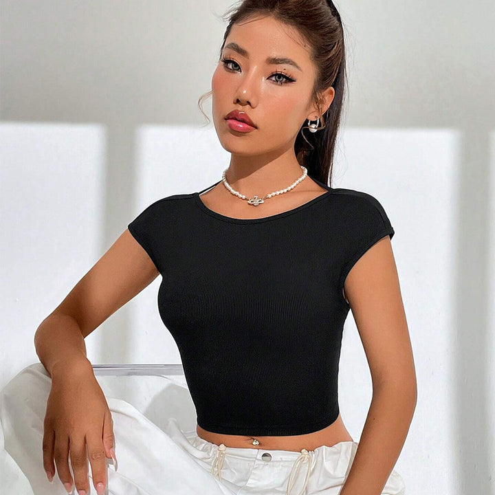 Short women's t-shirt with a harmonious ribbed design and a trendy round neck Chic & Stil