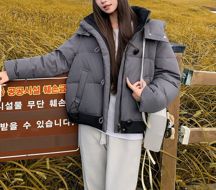 Veste de transition tendance pour femmes avec col montant moderne et poches pratiques Chic & Stil