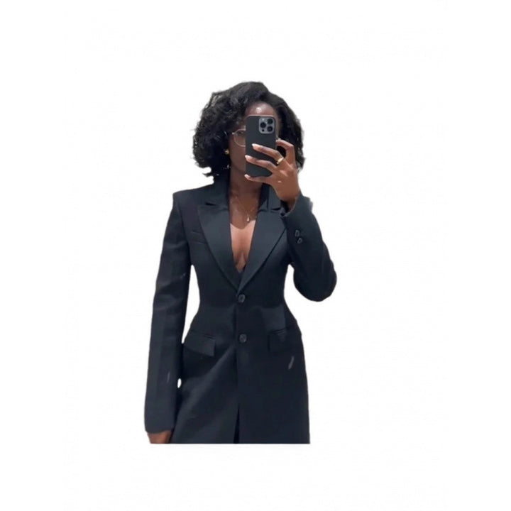 Ladies elegant long blazer with a slim silhouette and classic details Lune London