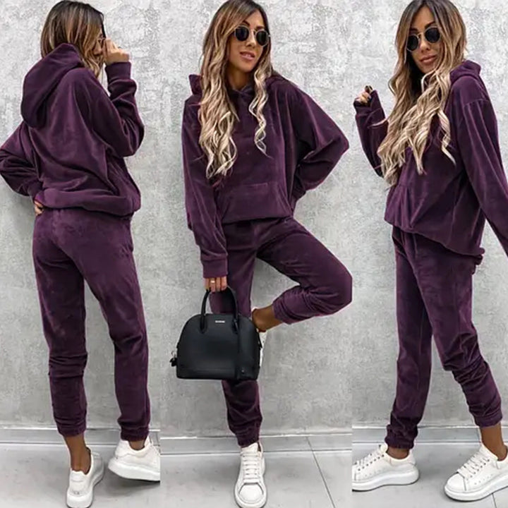 Women's cozy velvet jogging suit with hood and elastic waistband Chic & Stil