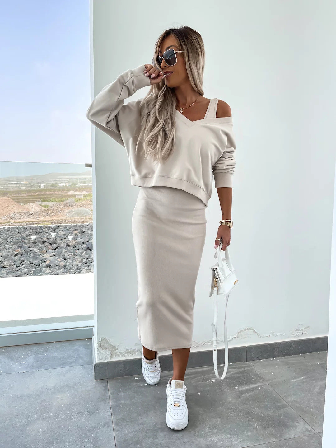 Elegant and casual two-piece set for women with V-neck and wide top Lune London