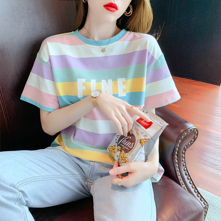 T-shirt femme avec motif rayé coloré et lettrage créatif Chic & Stil