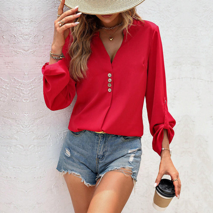 Blouse for women with stylish button details and a chic V neck collar Chic & Stil