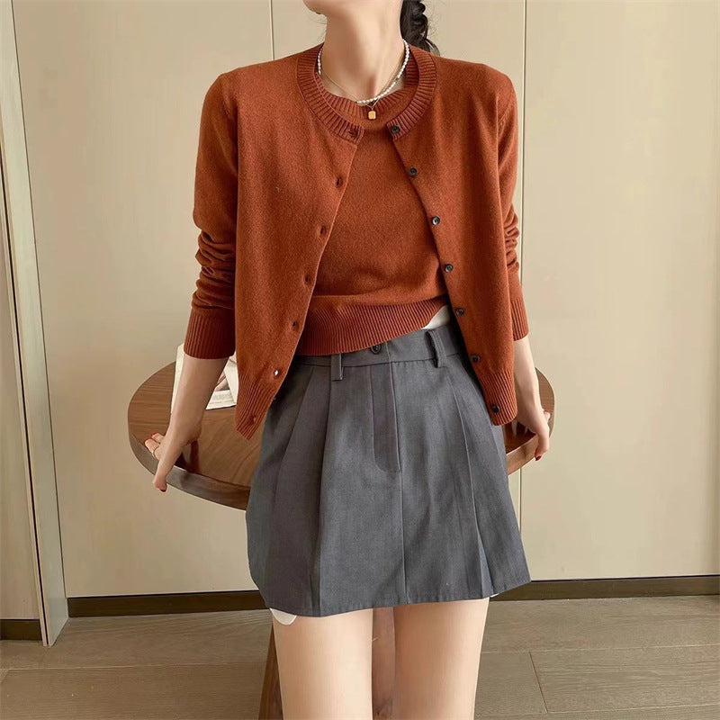 Cardigan femme en maille fine avec détails de boutons et encolure ronde Chic & Stil