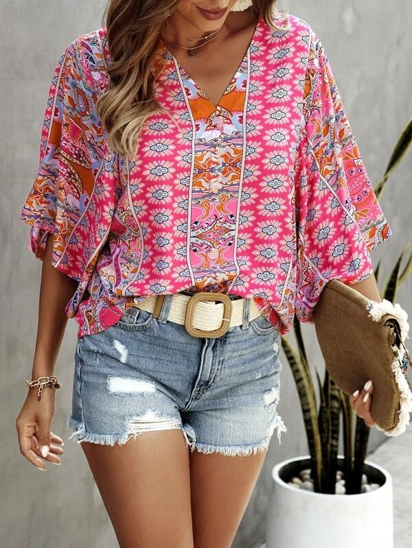 Ladies lightweight loose top with floral pattern and V-neck Lune London