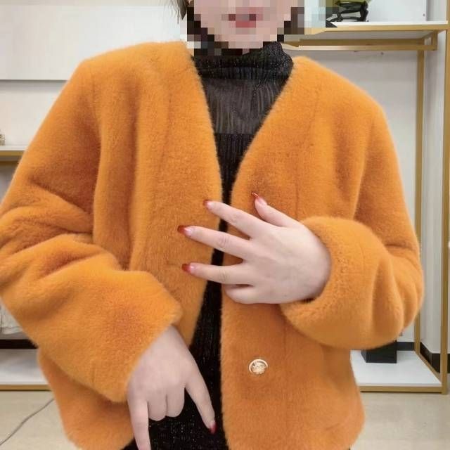 Veste courte en peluche pour femmes avec boutons élégants Chic & Stil