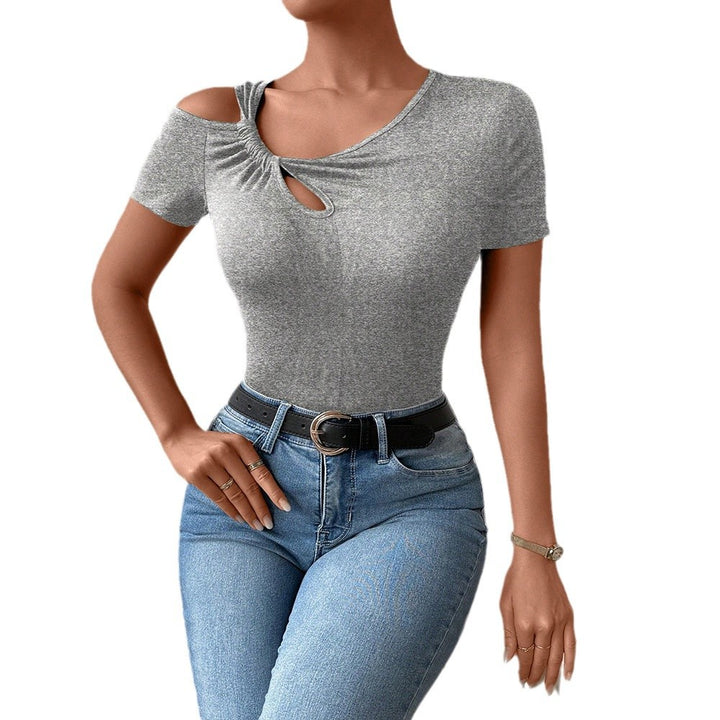 Body-con bodysuit pour femmes avec encolure asymétrique et détail de nœud tendance Chic & Stil