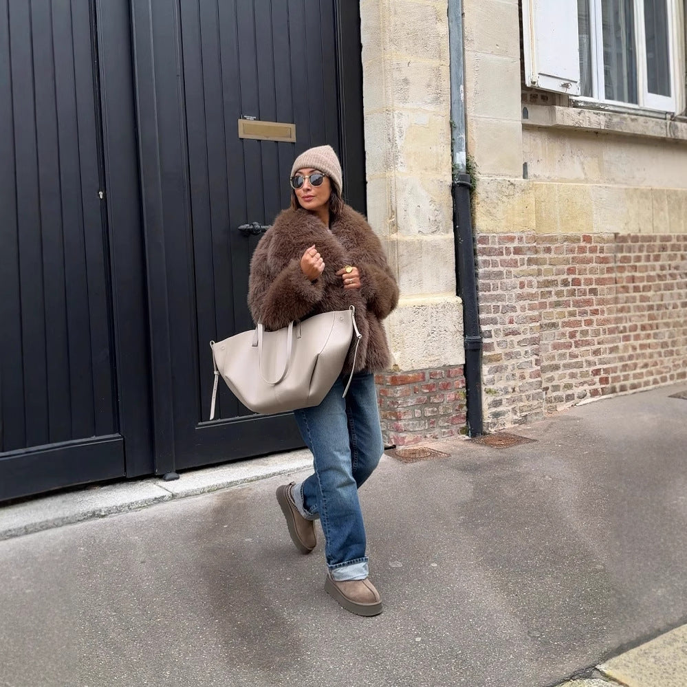Faux fur jacket for women with wide collar and luxurious look Lune London