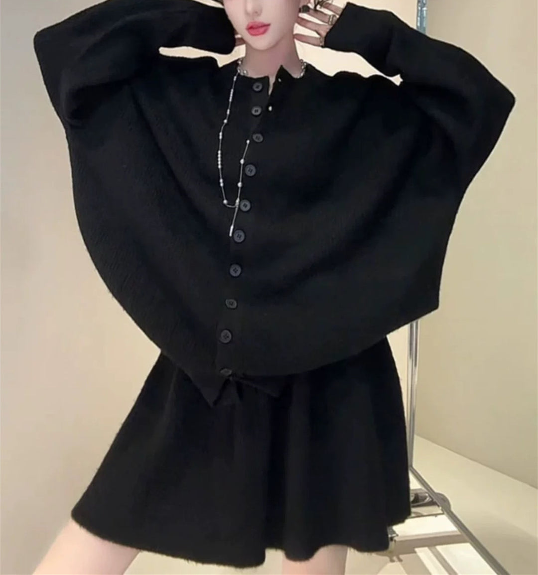 Ensemble tricot féminin avec des couches de pull contrastantes et une élégante patte de boutonnage Chic & Stil