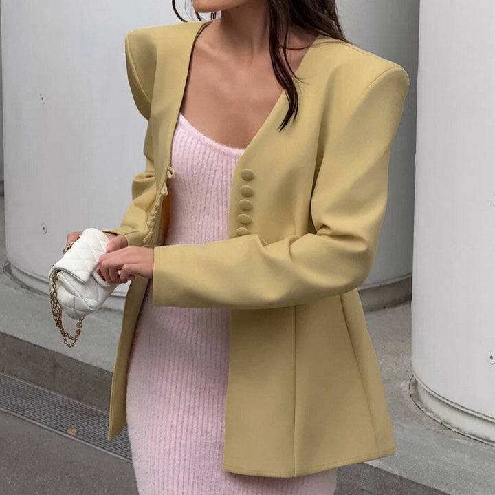 Trendy jacket for women with wide shoulders and elegant button details Lune London