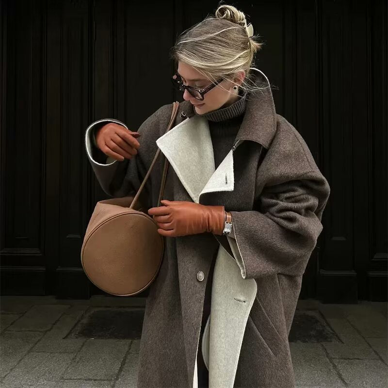 Oversized trench coat for women with an elegant lapel and practical pockets Chic und Stil