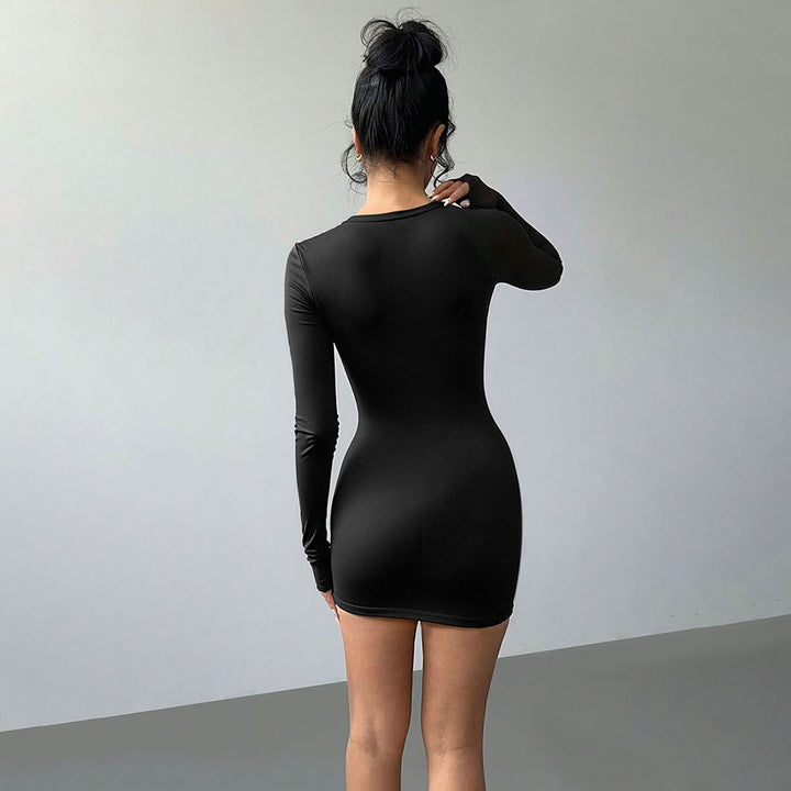 Robe mini ajustée pour femmes avec un design découpé sophistiqué et des manches longues Chic & Stil