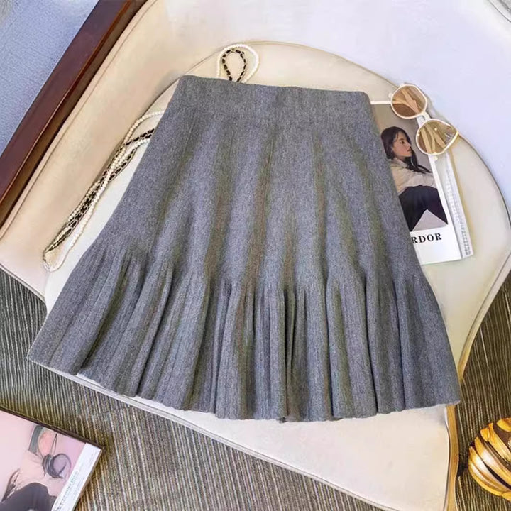 Pleated skirt for women with an elegant bell shape Lune London