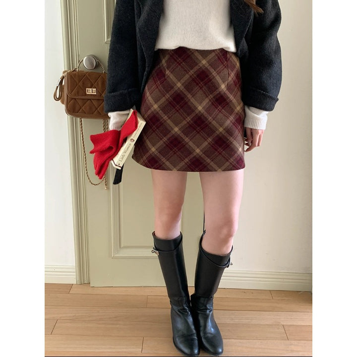 Ladies fashionable mini skirt with checkered structure and side pockets Chic & Stil
