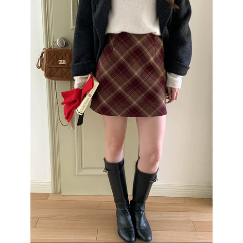 Ladies fashionable mini skirt with checkered structure and side pockets Chic & Stil