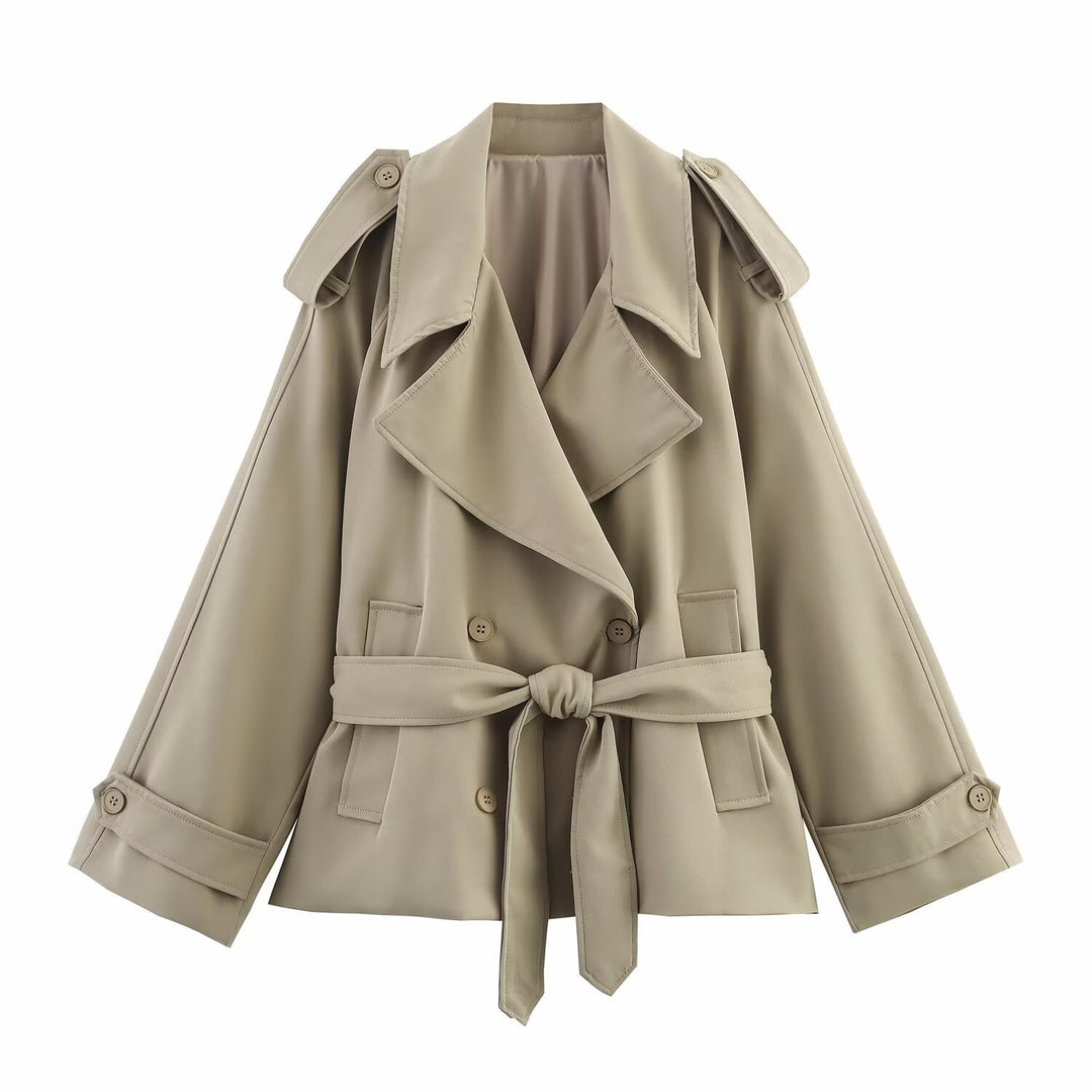 Modern trench coat for women with large collar and practical pockets Lune London