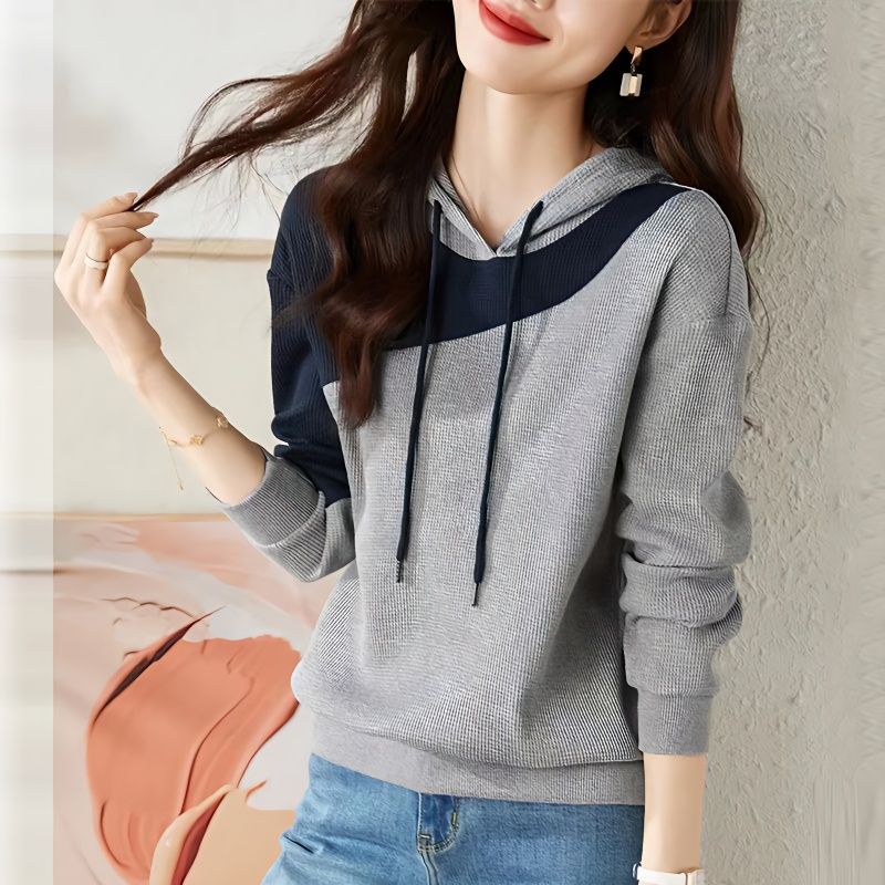 Hoodie féminin à la mode avec design texturé Chic & Stil