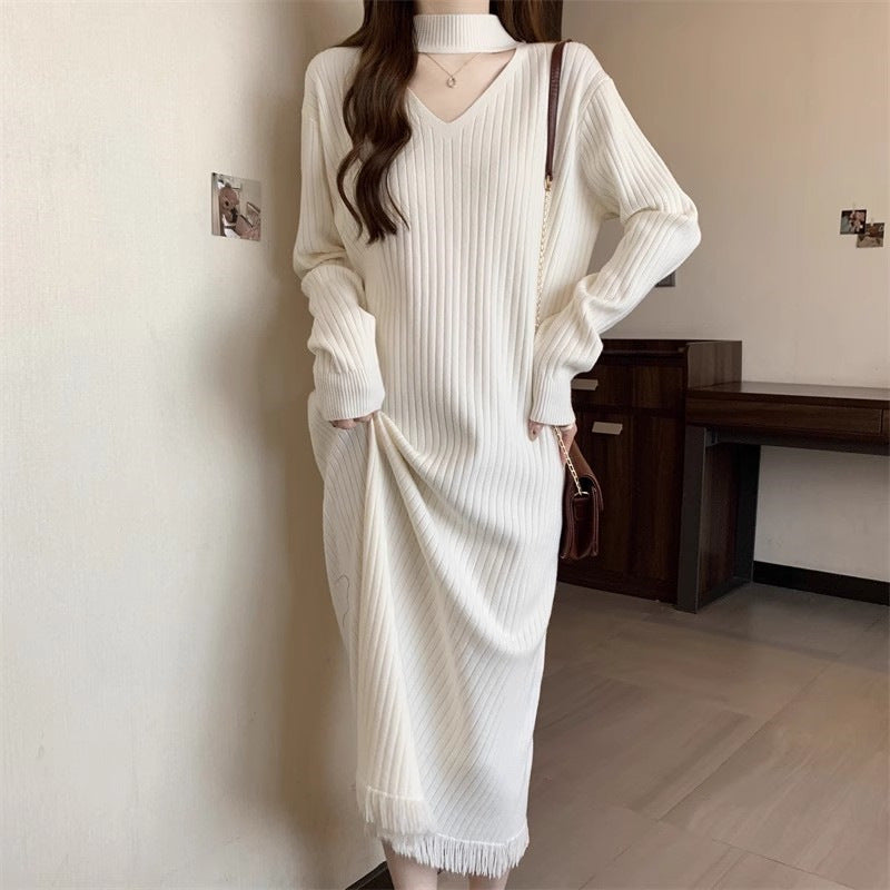 Robe en tricot pour femmes avec décolleté en V et franges Chic & Stil
