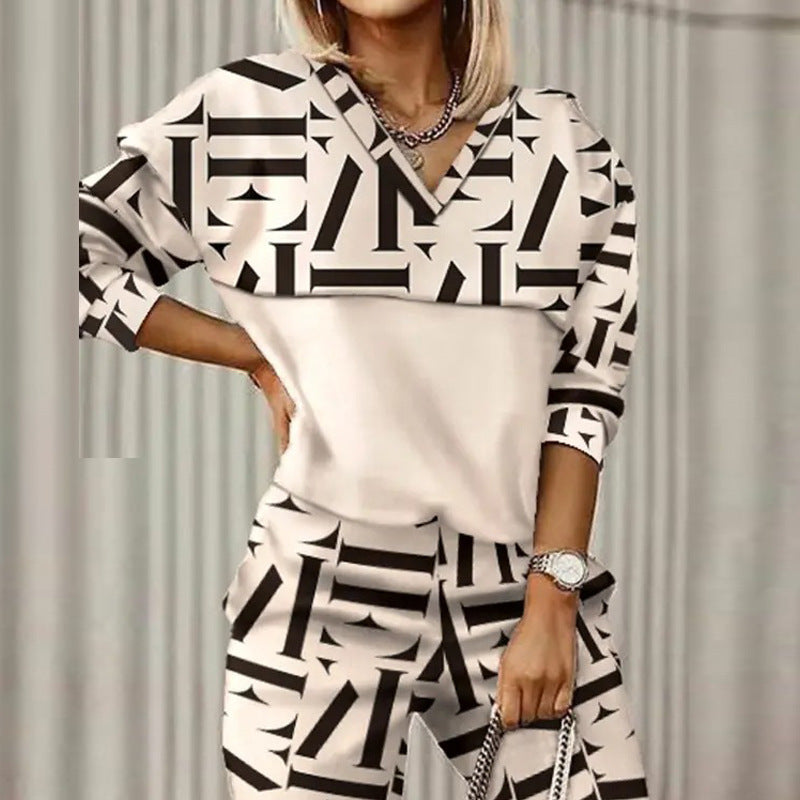 Fashionable women's set consisting of a printed top and fitted pants Lune London
