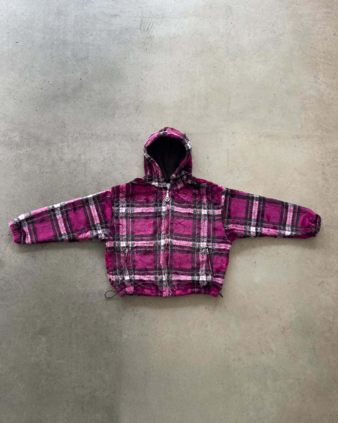 Veste à capuche pour femmes en motif à carreaux modernes avec poches zippées sur les côtés Chic & Stil