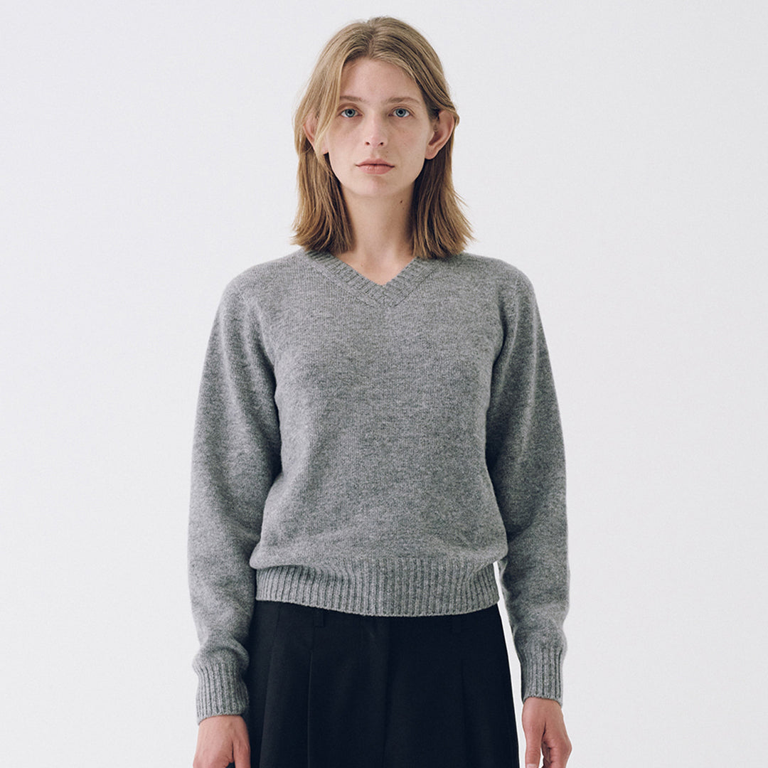 Pull fin en maille pour femmes avec col en V et large poignet Chic & Stil