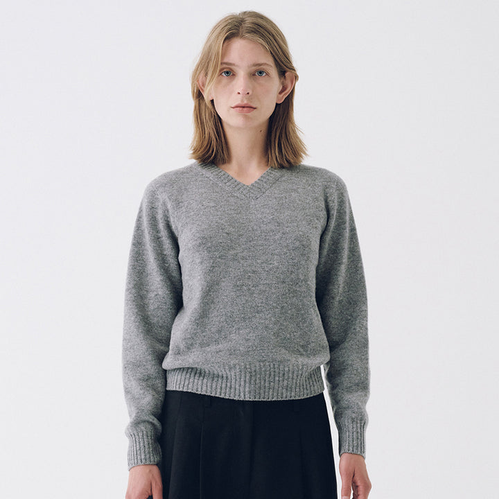 Pull fin en maille pour femmes avec col en V et large poignet Chic & Stil