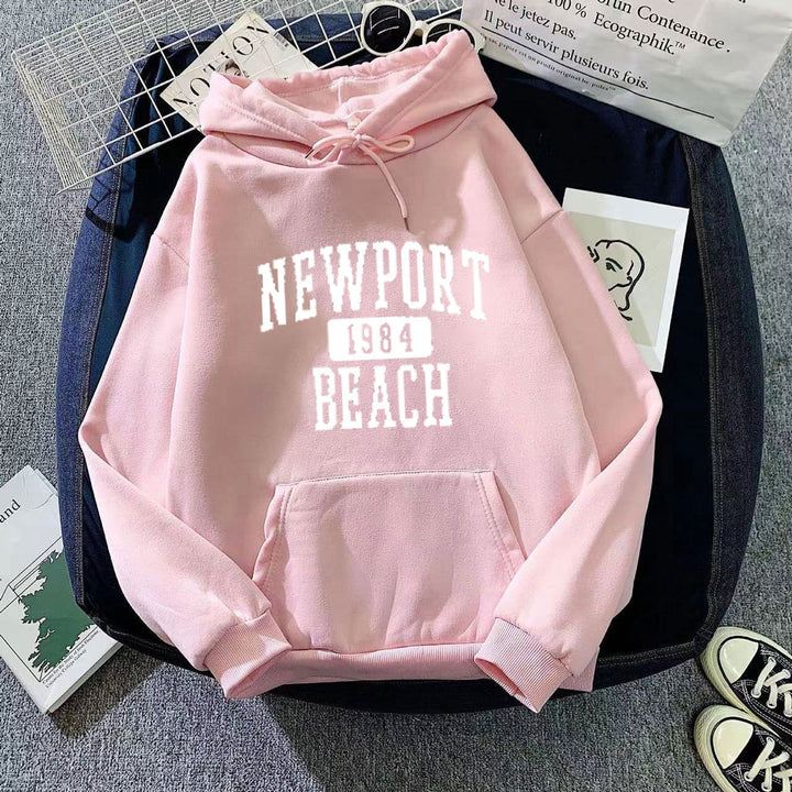 Women's hoodie with nostalgic Newport Beach lettering Chic & Stil