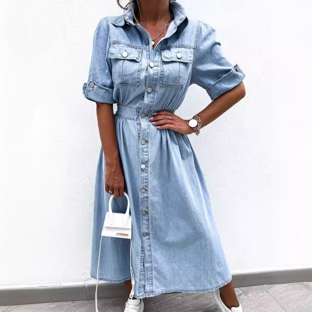 Robe en denim pour femmes avec patte de boutonnage pratique et coupe cintrée Chic & Stil