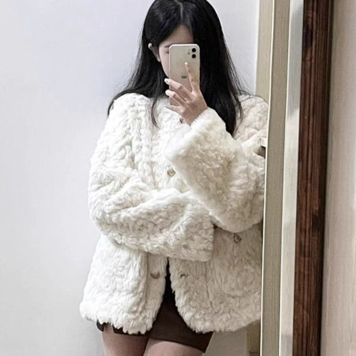 Cardigan féminin à la mode avec peluche douce et boutons décoratifs Chic & Stil