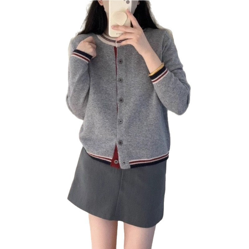 Cardigan pour femmes avec des poignets contrastés et des détails de bouton Chic & Stil