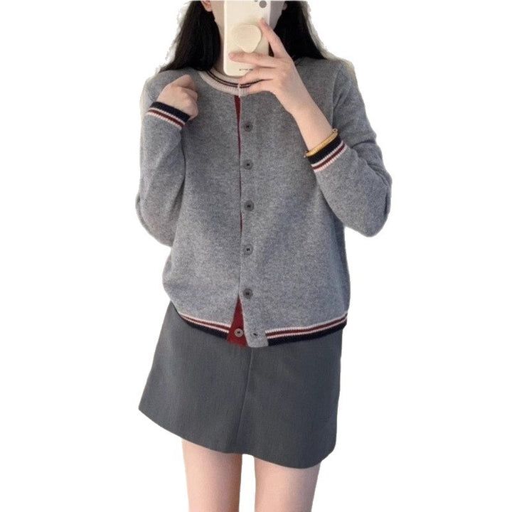 Cardigan pour femmes avec des poignets contrastés et des détails de bouton Chic & Stil