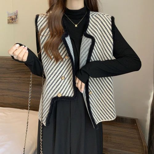 Knit cardigan for women with an elegant cut and classic button details Lune London