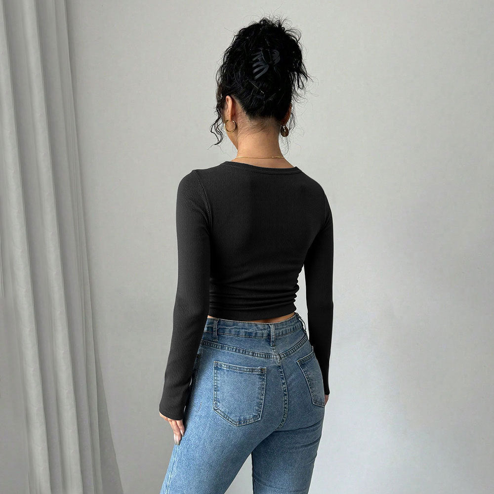 T-shirt court à manches longues pour femmes avec avant orné de boutons élégants Chic & Stil