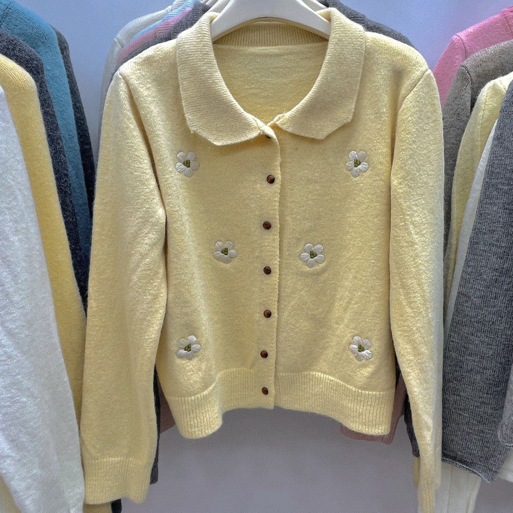 Lady cardigan with floral appliqués and a classic collar Lune London