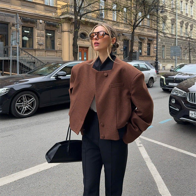 Trendy short jacket for women with structured cut and high collar Lune London